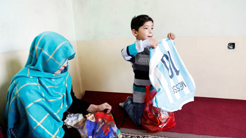 Cậu bé Murtaza Ahmadi từng bị đe dọa bắt cóc sau khi được gặp thần tượng Messi