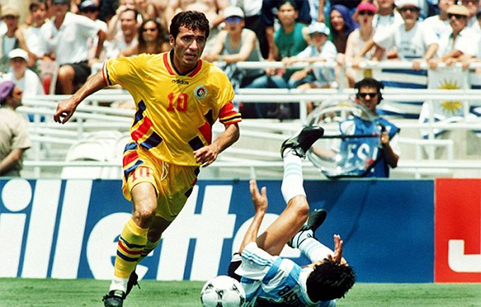 Hagi từng lghi 1 bàn thắng tuyệt đẹp vào lưới ĐT Argentina ở World Cup 1994