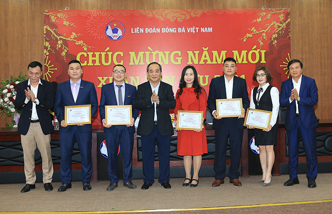 Chủ tịch Lê Khánh Hải đã trao tặng giấy khen cho các phòng, cá nhân có thành tích xuất sắc của VFF, Tạp chí bóng đá và Trung tâm đào tạo bóng đá trẻ Việt Nam.