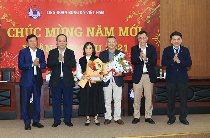 Hai cá nhân về hưu cũng nhận kỷ niệm chương đóng góp vì sự phát triển của bóng đá Việt Nam.