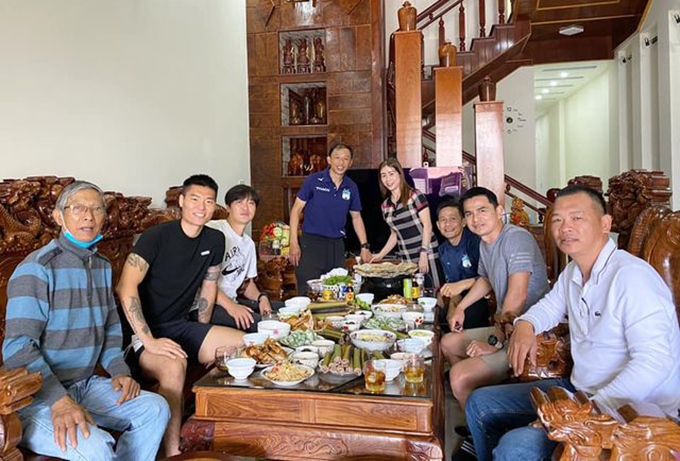 Kiatisak cùng các ngoại binh ăn tất niên tại nhà HLV Dương Minh Ninh - Ảnh: FBNV