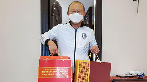Thủ tướng Nguyễn Xuân Phúc tặng quà Tết cho HLV Park Hang Seo
