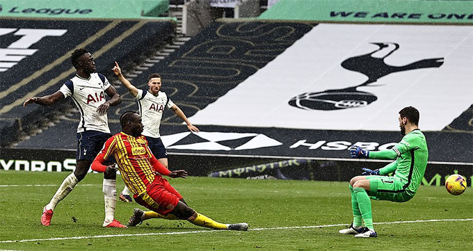 Diagne 2 lần chọc thủng lưới Tottenham nhưng đều không được công nhận bàn thắng