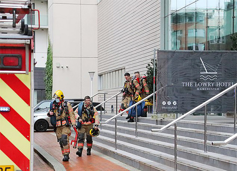 Xe cứu hỏa được huy động đến khách sạn MU tập trung