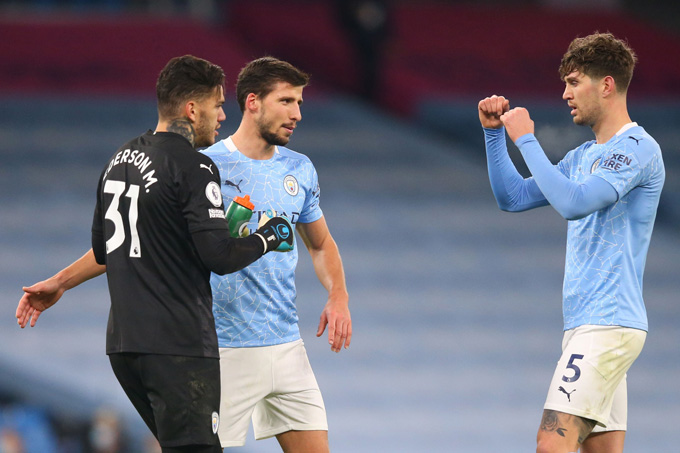 Thủ thành Ederson cùng bộ đôi Dias và Stones đang có phong độ cực cao