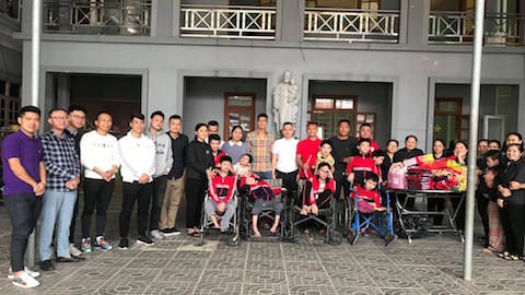 Trọng Hoàng và các cựu cầu thủ xứ Nghệ mang tết đến với những mảnh đời khó khăn Trọng Hoàng và các cựu cầu thủ xứ Nghệ mang tết đến với những mảnh đời khó khăn