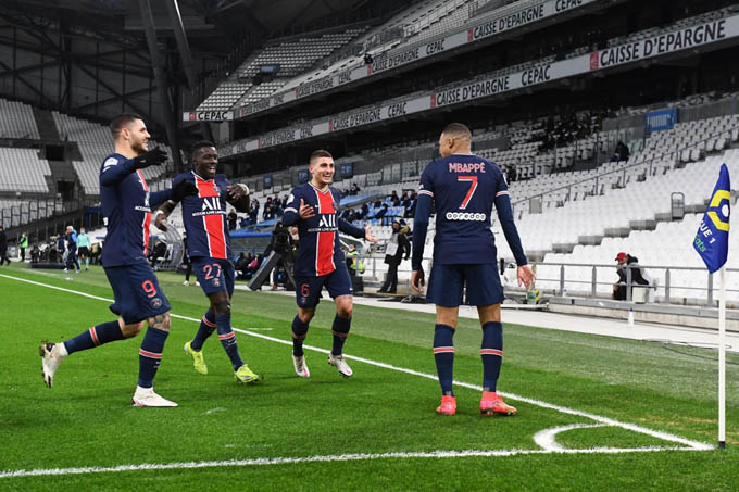 Đồng đội ăn mừng bàn thắng của Mbappe vào lưới Marseille