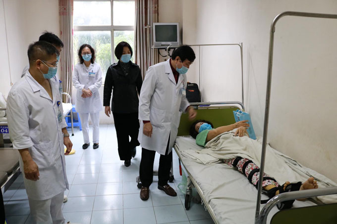 Lãnh đạo Bệnh viện Thể thao Việt Nam thăm hỏi bệnh nhân ở lại điều trị theo chỉ định của bác sỹ trong dịp Tết Tân Sửu 2021