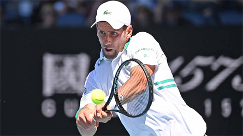 Djokovic chật vật giành vé vào vòng ba Australian Open 2021