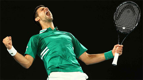 Djokovic bị rách cơ ở vòng ba Australian Open 2021
