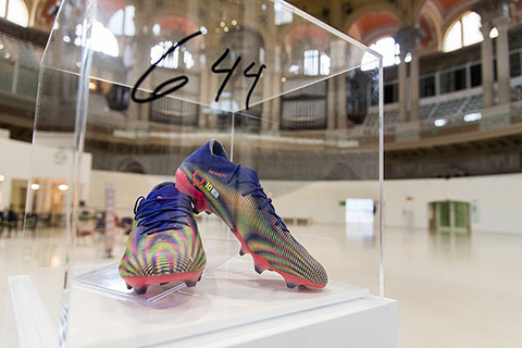 Đôi giầy kỷ lục của Messi được bán để gây quỹ từ thiện