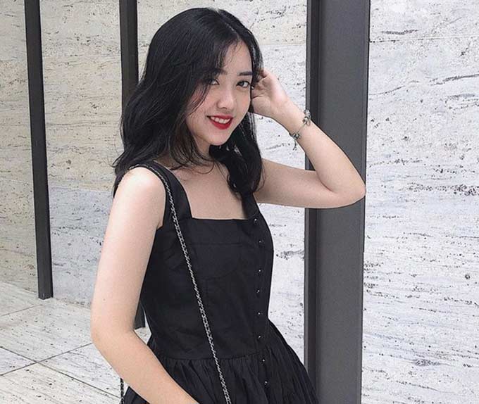Trên trang Instagram cá nhân mới đây , cầu thủ Hà Đức Chinh vừa chia sẻ hình ảnh bên cạnh bạn gái hot girl Mai Hà Trang kèm lời chúc mừng sinh nhật ngọt ngào: "Chúc em sinh nhật vui vẻ. 