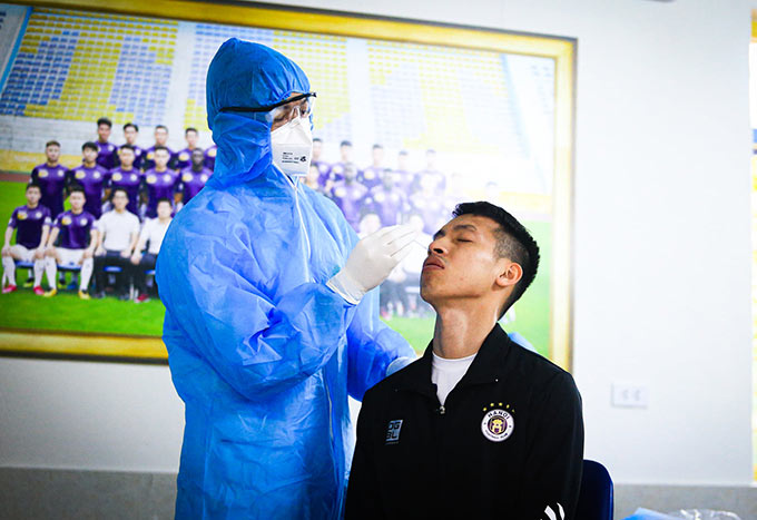 Cầu thủ Hà Nội FC tiến hành xét nghiệm Covid-19 trong ngày hội quân đầu tiên 