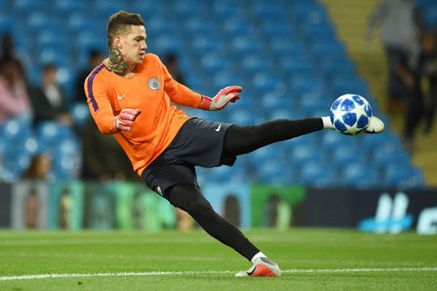 Ederson góp công lớn giúp Man City vươn lên chiếm ngôi đầu bảng  Premier League 