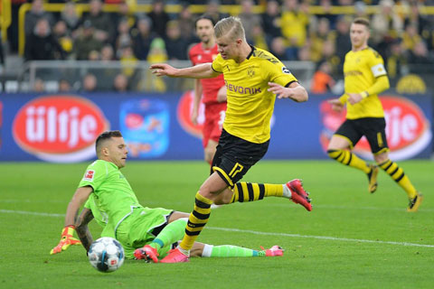 Haaland (17) chính là điểm tựa tinh thần của Dortmund