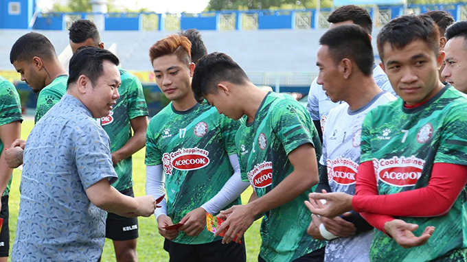 Các cầu thủ CLB TP.HCM đã bước vào buổi tập chuẩn bị cho V.League 2021