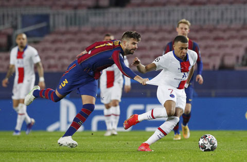 Pique (trái) bất lực đuổi theo Mbappe, hình ảnh tiêu biểu thể hiện sự kém cỏi của Barca trước PSG