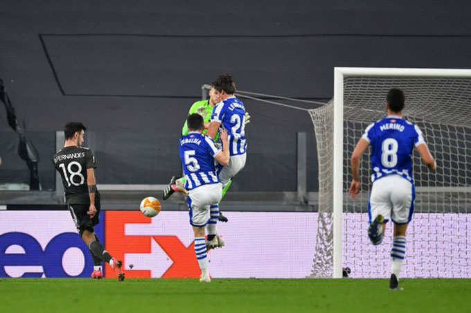 Bruno Fernandes dễ dàng mở tỷ số trận Sociedad vs MU ở phút 27
