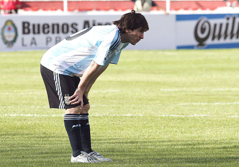 Messi từng bị nôn khan tại sân Hernando Siles