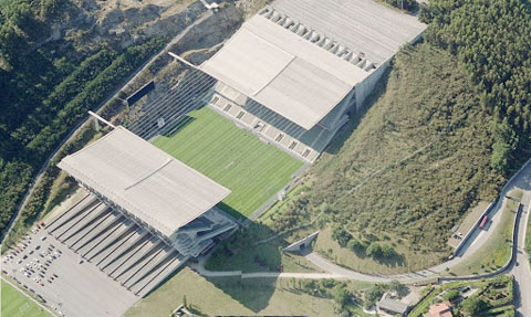 Sân nhà Municipal De Braga của Braga được nằm trên một… vách đá
