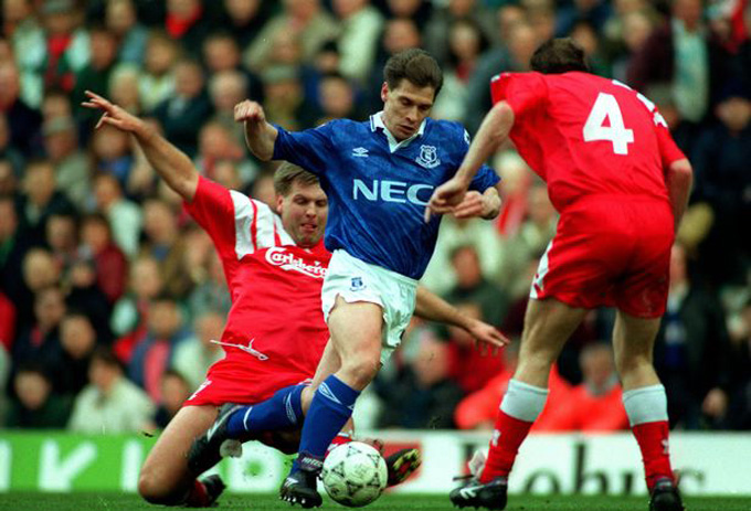 Tony Cottee trở thành người hùng với 1 cú đúp ở trận derby Merseyside 1991