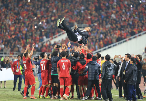 ĐT Việt Nam ăn mừng sau khi giành chức vô địch AFF Suzuki Cup 2018 	Ảnh: ĐỨC CƯỜNG
