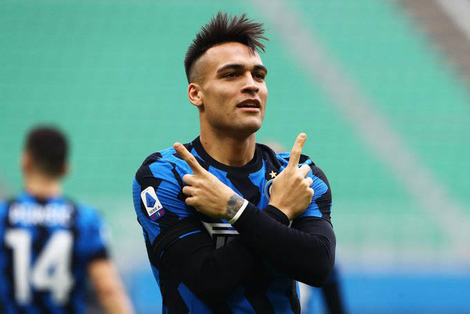 Lautaro Martinez tỏa sáng với cú đúp bàn thắng giúp Inter đánh bại Milan