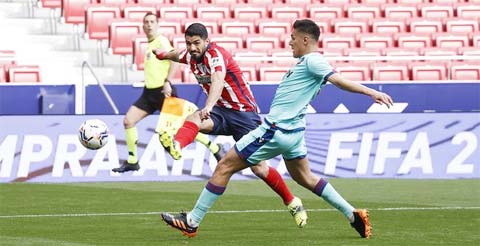 Ở trận thua Levante cuối tuần qua, Suarez (áo sọc) và đồng đội đã tung 28 cú sút, trong đó có 11 đi trúng đích,nhưng không ghi nổi 1 bàn