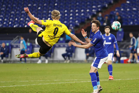 Pha tung cú kung-fu của Haaland nâng tỷ số lên 2-0 cho Dortmund trước Schalke ở cuối hiệp 1 