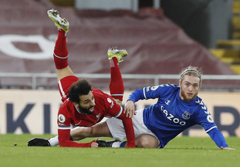 Salah (trái) và các đồng đội  thể hiện sự bế tắc trong trận đấu  với Everton