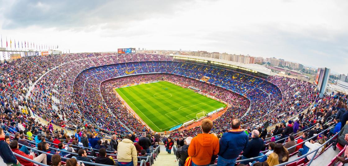 Sân bóng Camp Nou chật kín người, nguy cơ nợ nần của Barcelona sẽ rất thấp