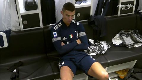 Ronaldo hờn dỗi trong phòng thay đồ của Juventus