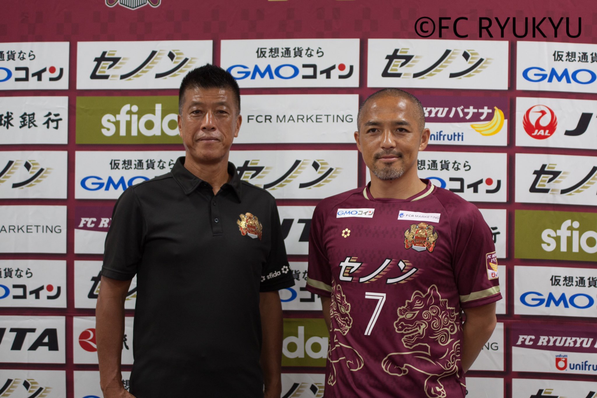 Tiền vệ kỳ cựu Shinji Ono (phải) là ngôi sao sáng nhất từng khoác áo FC Ryukyu 