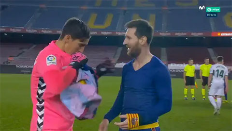 Thủ môn của Elche 'đứng hình' khi được Messi xin đổi áo
