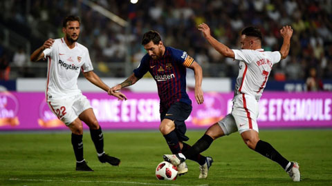 Messi (giữa) cùng đồng đội khó lành lặn trong chuyến hành quân đến sân của Sevilla