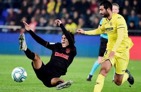 Vào lúc này, Atletico (áo sẫm) rất khó có điểm trên sân của đối thủ nhiều duyên nợ Villarreal