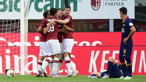 Milan (quần sáng) rất cần một chiến thắng trước Roma vào đêm nay để giữ vị trí trong Top 4