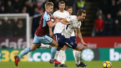 Kane (phải) khó lòng ghi bàn để giúp Tottenham có chiến thắng