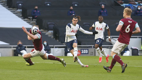 Bale (giữa) thi đấu bùng nổ  ở trận gặp Burnley vừa qua