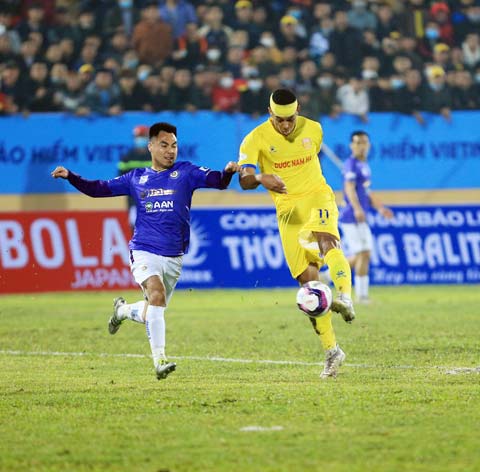 Tiền vệ Đức Huy của Hà Nội FC (trái) nỗ lực tranh bóng với cầu thủ Nam Định - Ảnh: Đức Cường