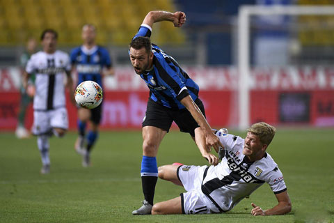 Parma (dưới) sẽ phải gục ngã trước sức mạnh của Inter