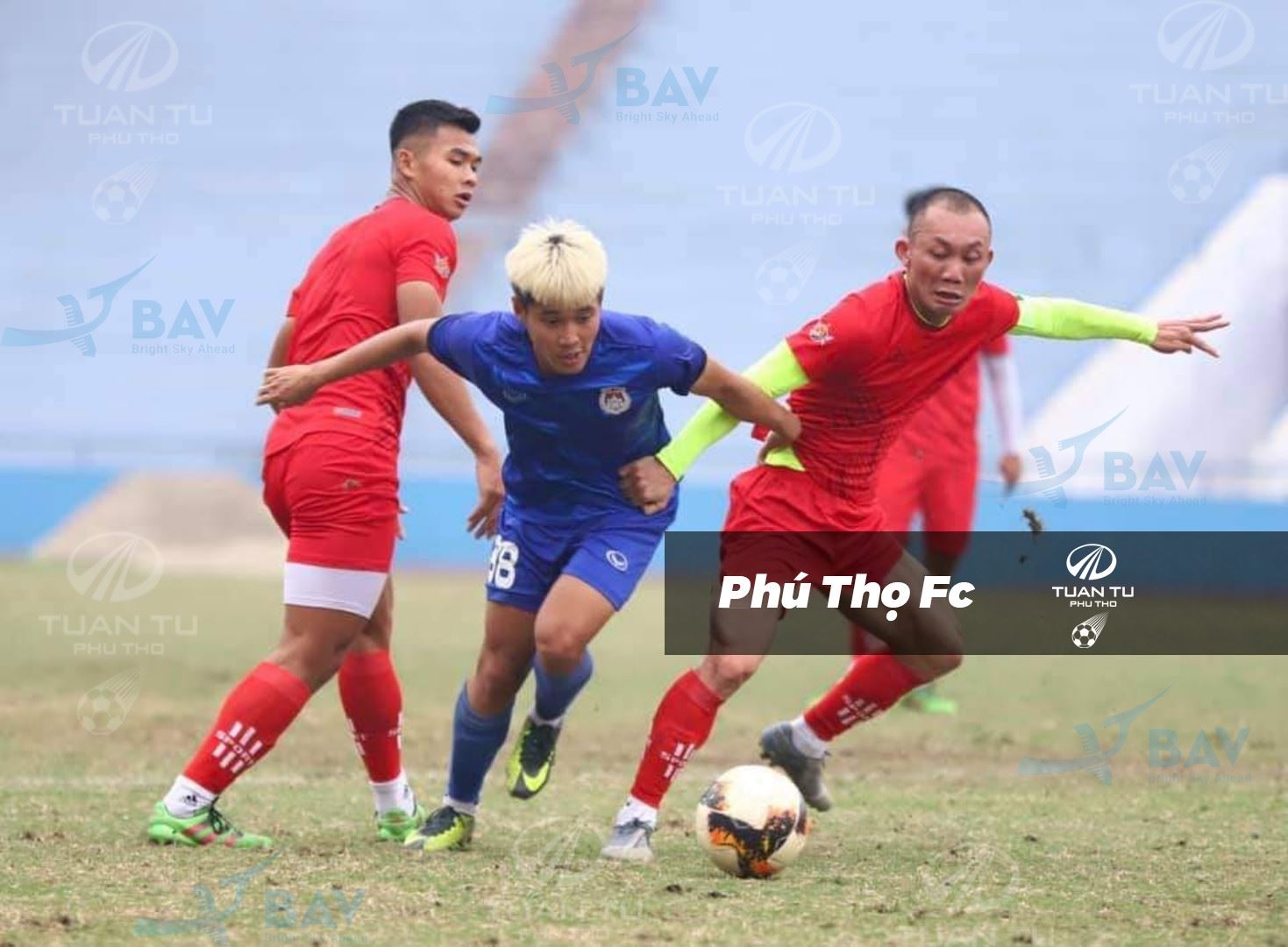 Phú Thọ (áo đỏ) được lựa chọn là quân xanh của Hà Nội trong trận đấu tập chiều ngày 6/3 - Ảnh: PTFC