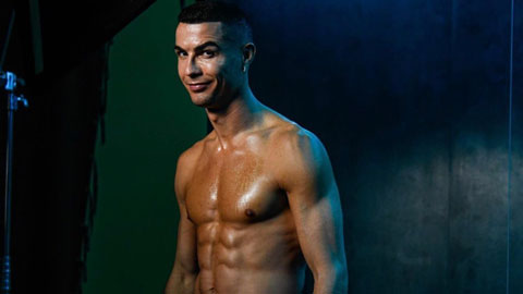 Cristiano Ronaldo lần lượt được biết đến với tài năng, sức mạnh và vẻ ngoài hấp dẫn với cơ bụng \