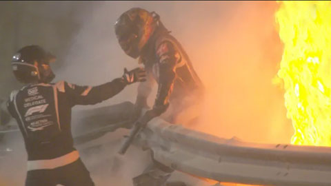 Khoảnh khắc Grosjean (phải) thoát ra được khỏi biển lửa