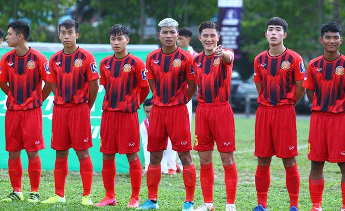 Thanh Bình (tóc bạch kim) từng đá U20 World Cup nhưng không cạnh tranh được trong đội hình chính của HAGL 