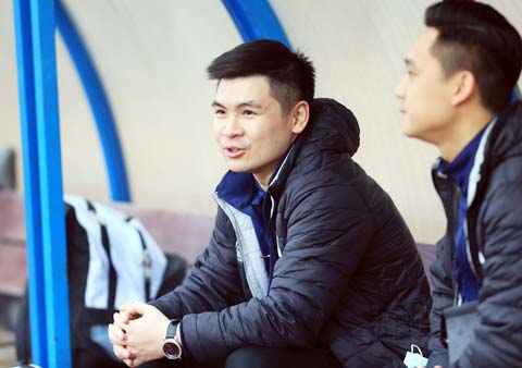 Theo ông Vinh Quang (ảnh nhỏ), nếu cầu thủ được tiêm vaccine thì sẽ an tâm khi ra nước ngoài thi đấu - Ảnh: CTV