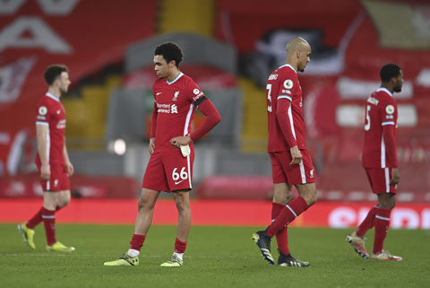 Các cầu thủ Liverpool thất thần rời Anfield sau khi thua Chelsea ở trận đấu mới nhất tại Premier League