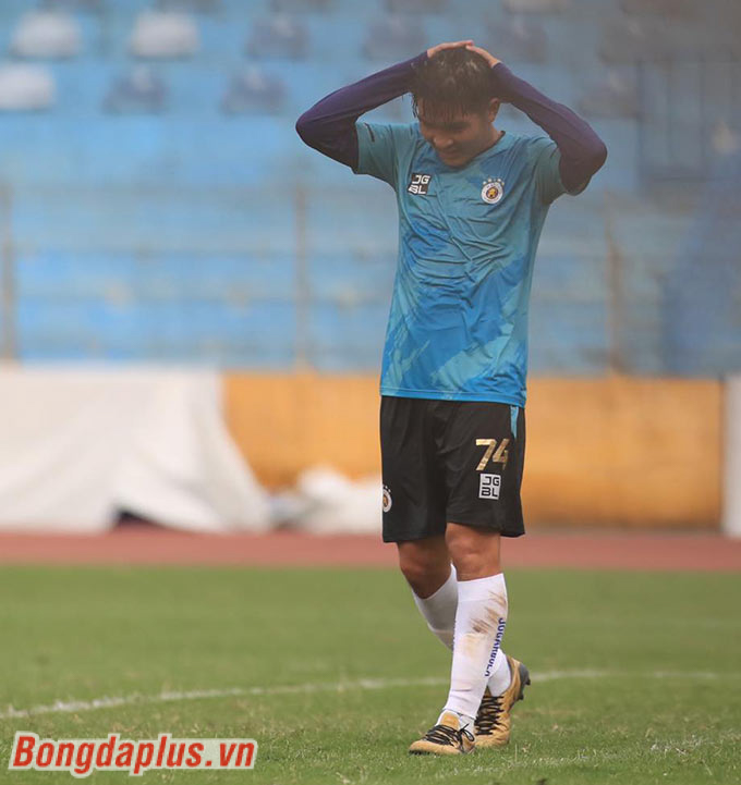 Ở hiệp 1, tiền vệ Thái Quý bất ngờ được xếp đá ở vị trí trung phong, lĩnh xướng hàng công Hà Nội FC, do Bruno Cunha đều bị chấn thương