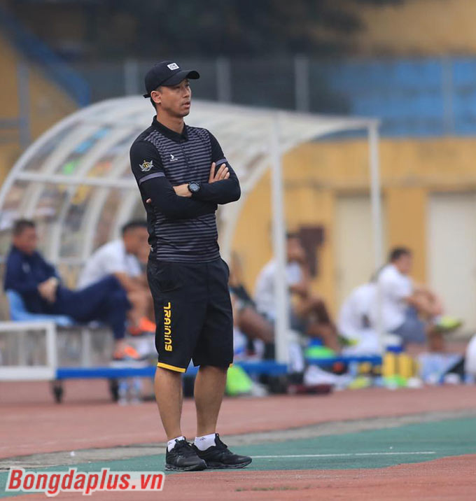 Sơ đồ 3 trung vệ của HLV Vũ Như Thành khắc chế được đội hình dự bị của Hà Nội FC trong phần lớn hiệp 1 