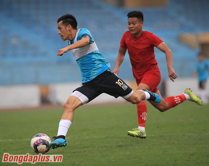 Bước sang hiệp 2, Hà Nội FC thay đổi toàn bộ đội hình. Tuy nhiên HLV Chu Đình Nghiêm vẫn không sử dụng một tiền đạo cắm thực thụ mà bố trí Thành Chung chơi trung phong.
